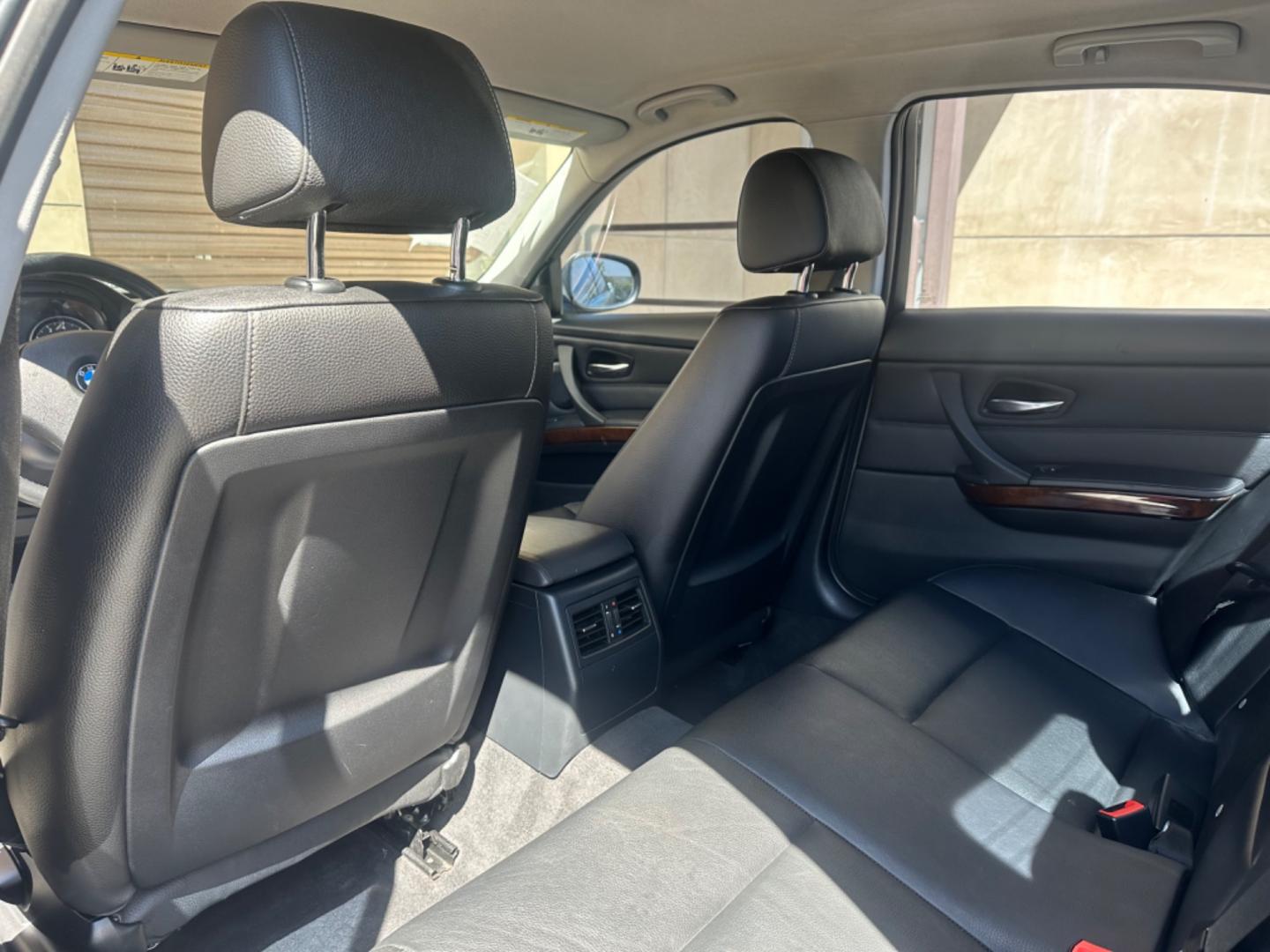 2011 Gray /Black BMW 3-Series leather (WBAPH7C51BE) with an 3.0 6 cylinder engine, Automatic transmission, located at 30 S. Berkeley Avenue, Pasadena, CA, 91107, (626) 248-7567, 34.145447, -118.109398 - Leather! Moon-roof! This 2011 BMW 3-Series 328i comes well equipped. Looking for a reliable ride but struggling with bad credit? Our dealership has got you covered with our impressive selection of used vehicles, including the sleek and stylish 2011 BMW 328. With its powerful inline 6-cylinder engin - Photo#10